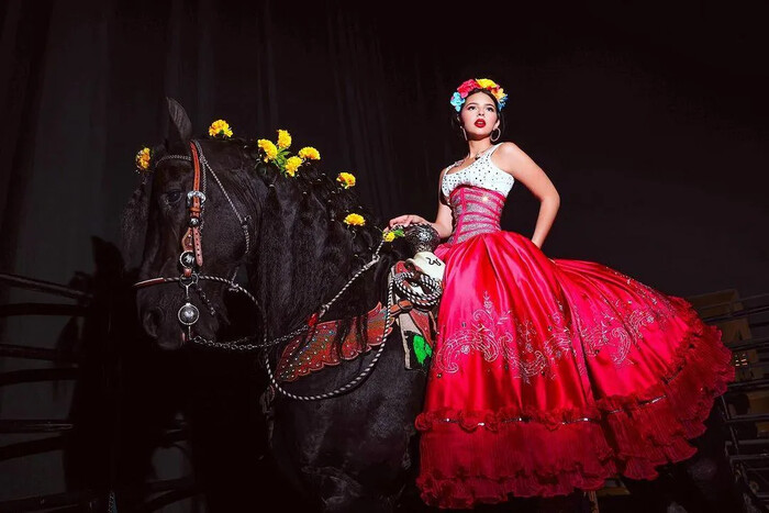 Ángela Aguilar en Exposición de Vestidos en Houston para las Fiestas Patrias