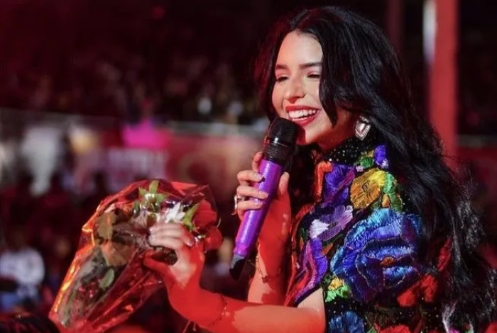 Ángela Aguilar se arrodilla en concierto y causa polémica en redes