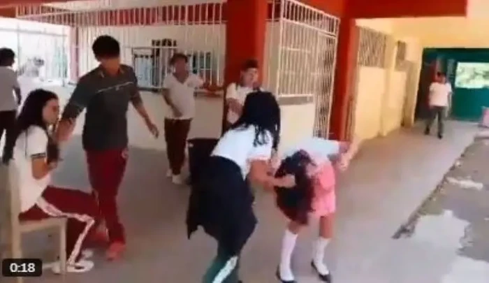 Niña agrede a compañera con autismo en secundaria de Tabasco