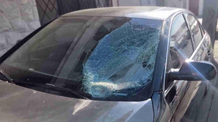 Niña de 13 años se lanza de puente y cae en auto en movimiento en Torreón