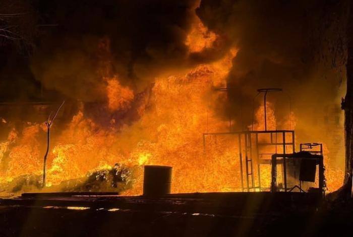 Niños jugaban con pirotecnia y provocan incendio en bodega de plásticos, en Tangancícuaro