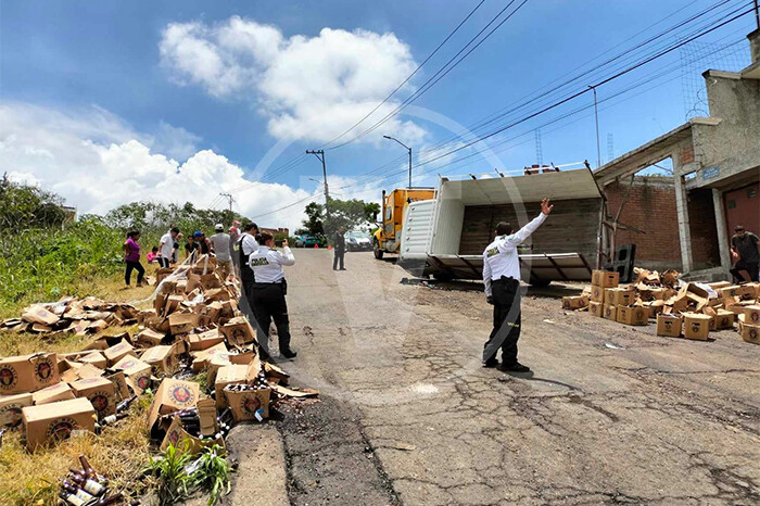 ¡No hubo rapiña! Vuelca camión cervecero cerca del fraccionamiento Villas Oriente, en Morelia