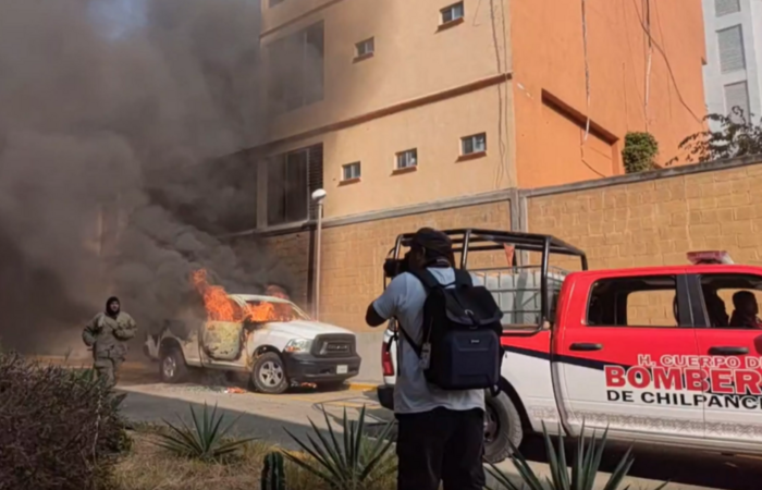 Normalistas atacan Palacio de Gobierno de Guerrero