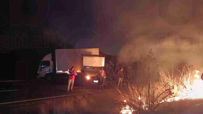 Normalistas bloquean carretera Morelia-Pátzcuaro