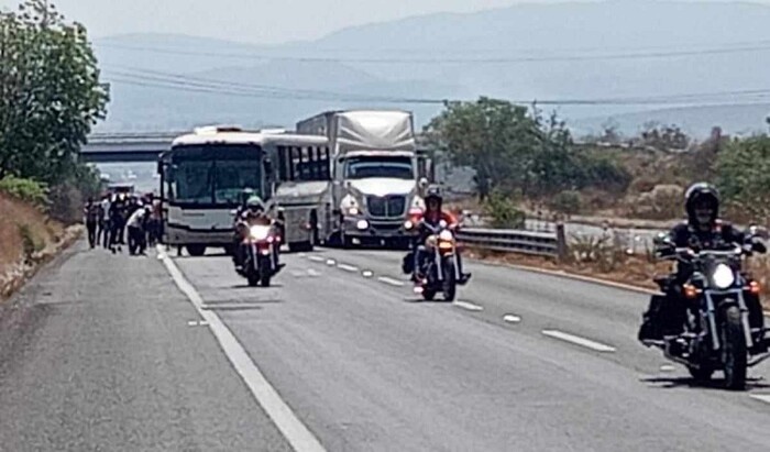 Normalistas de Tiripetío realizan actos vandálicos en la carretera Morelia-Pátzcuaro