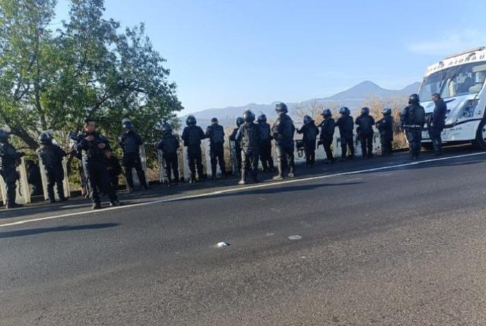 Normalistas encapuchados retienen vehículos en la Morelia - Pátzcuaro; Guardia Civil mantiene presencia