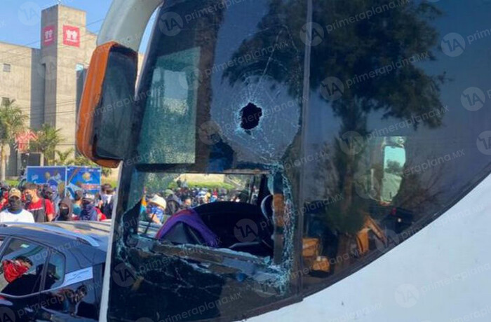 Normalistas vandalizan y secuestran autobuses, en Morelia