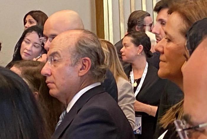 Noroña y Calderón se encuentran y se enfrentan durante audiencia papal