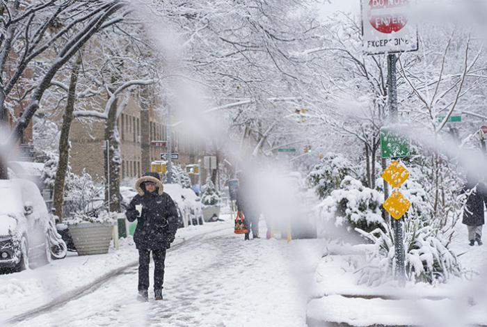 Nueva York y estados vecinos amanecen de blanco ante primera gran tormenta invernal