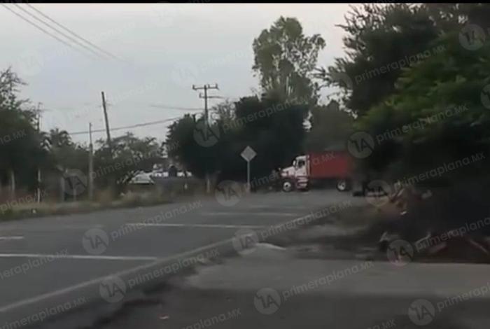 Nuevamente bloquean vialidades y ponchan llantas en Cotija