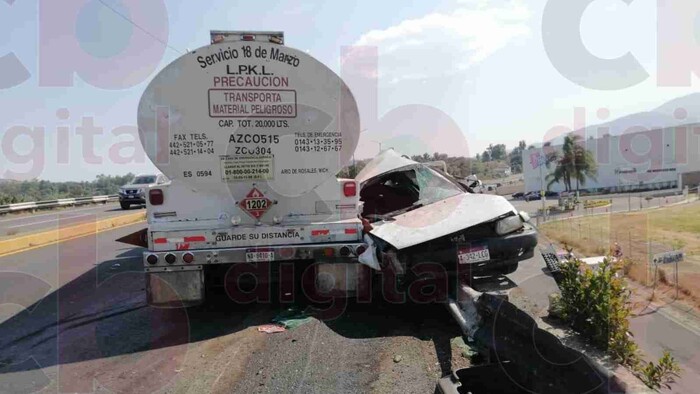 Nuevamente se registra brutal choque en salida a Pátzcuaro, chofer vive de milagro