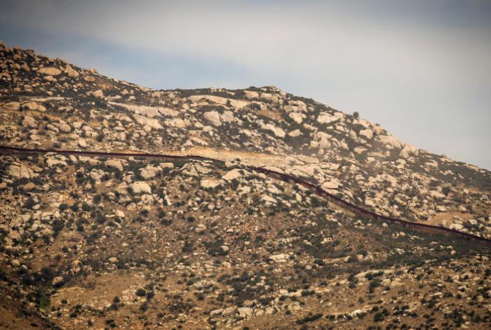 Obras del muro de EUA alteran cerro sagrado de pueblo indígena en Tecate, México