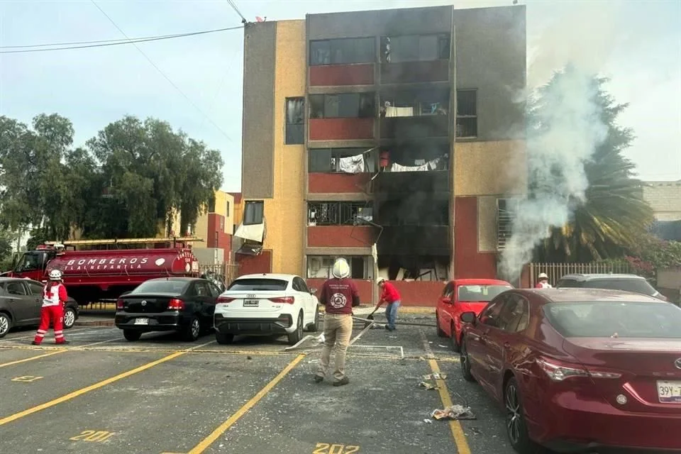 Ocho heridos, tras explosión de departamento por acumulación de gas en Tlalnepantla
