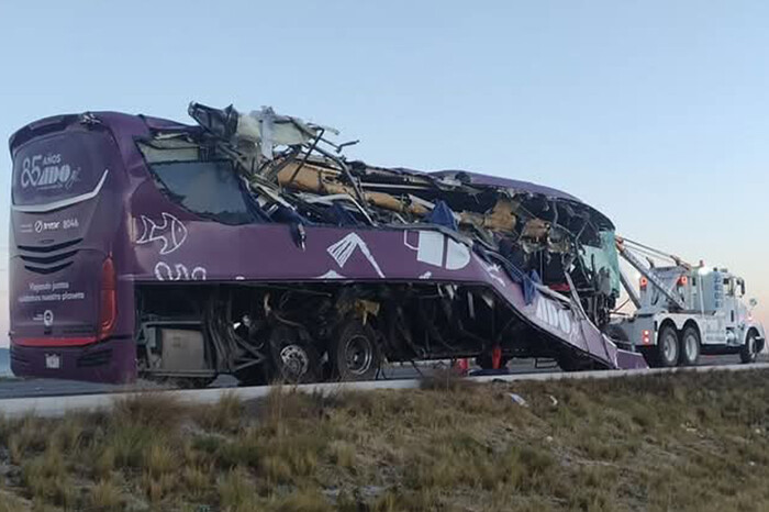 Ocho muertos y 17 heridos tras choque entre autobús y tráiler en carretera de Veracruz