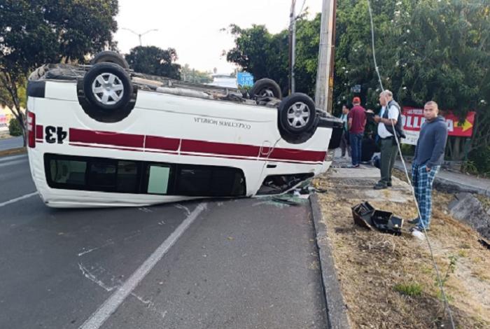Ocho pasajeros heridos tras volcadura de combi Guinda en el libramiento de Morelia