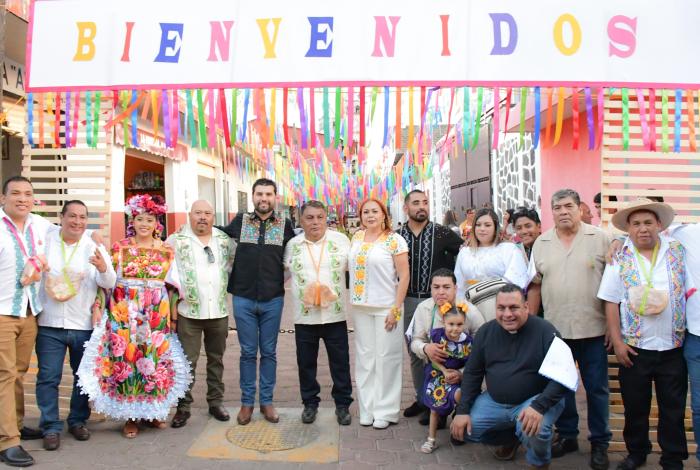 Octavio Ocampo asiste a la inauguración de la Feria del Geranio en Tingambato