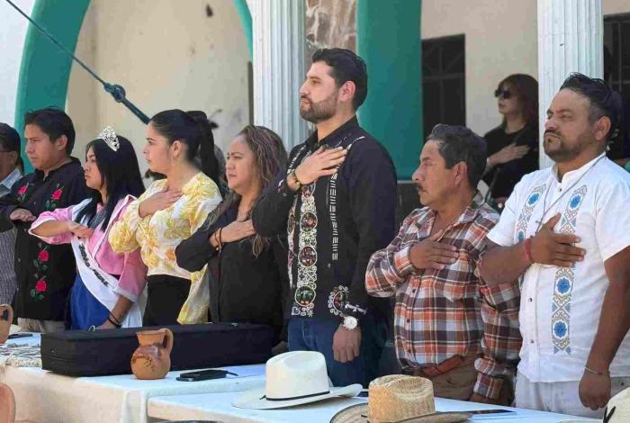 Octavio Ocampo reafirma su compromiso con las tradiciones del pueblo Otomí en San Felipe de los Alzati