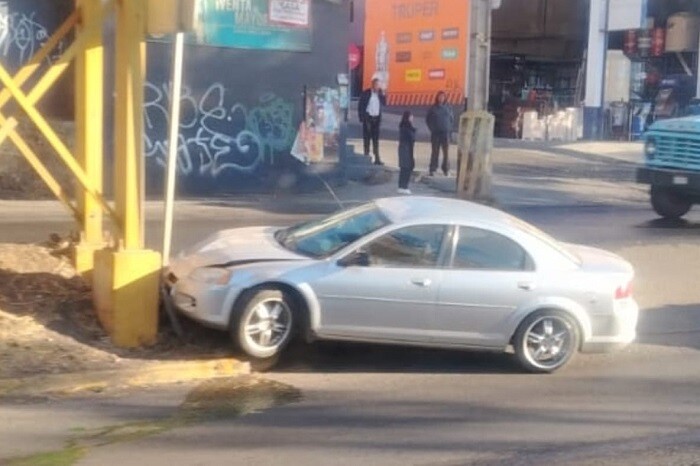 Ocurre choque de auto contra base de puente peatonal al poniente de Morelia