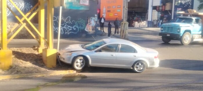 Ocurre choque de auto contra base de puente peatonal al poniente de Morelia