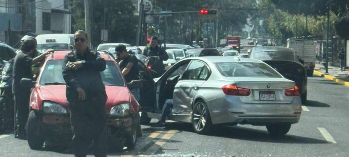 Ocurre choque entre 2 vehículos en la Calzada Ventura Puente de Morelia