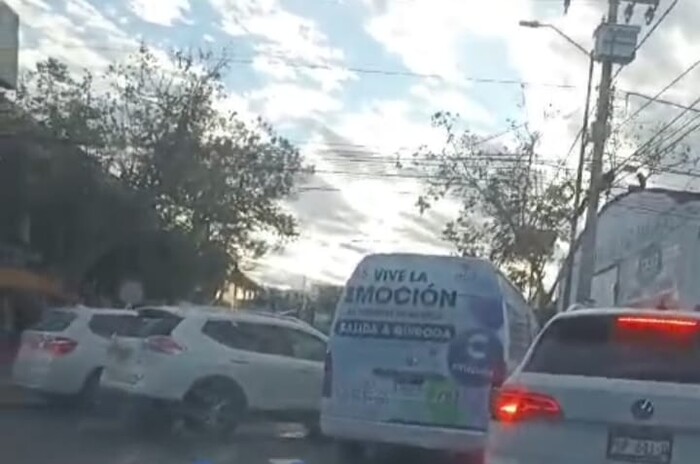 Ocurre choque entre combi Ruta Amarilla y camioneta al sur de Morelia