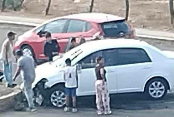 Ocurre choque entre dos vehículos al sur de Morelia