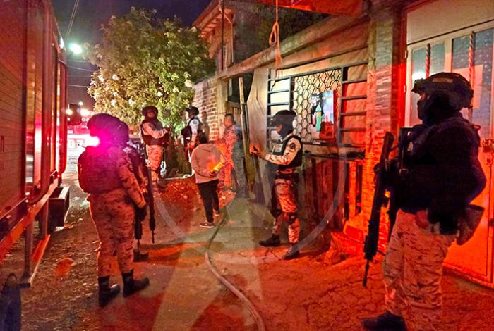 Oficiales de Guardia Nacional auxilian a familia durante incendio, en Zamora