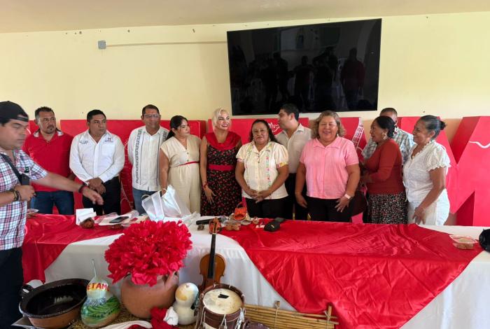 Omega Vázquez impulsa a emprendedoras y productores locales de Huetamo