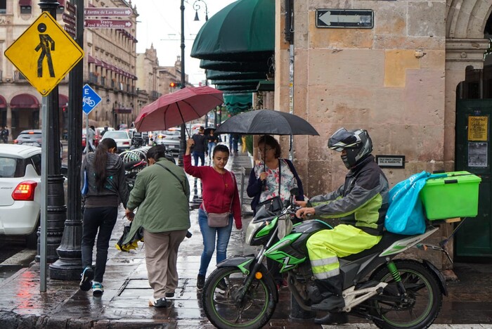 Onda tropical 21 provoca fuertes lluvias en Michoacán este martes