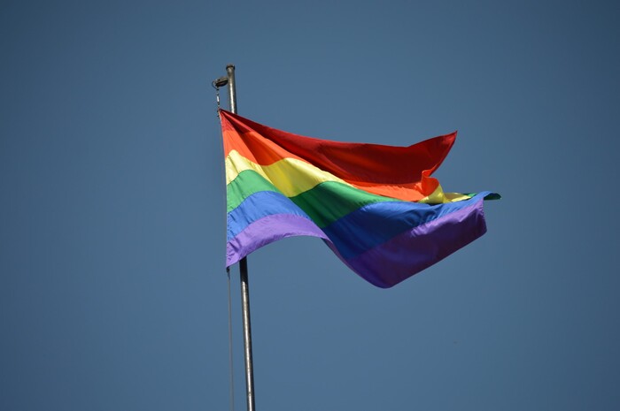 Ondea la bandera arcoíris en el Palacio Municipal