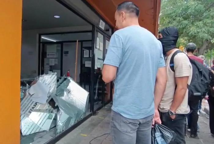 ONOEM destruyó oficinas de Finanzas para exigir asignación de plazas en Michoacán