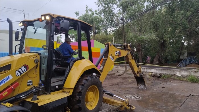 OOAPAS atiende fuga en línea de agua potable, en colonia Félix Ireta