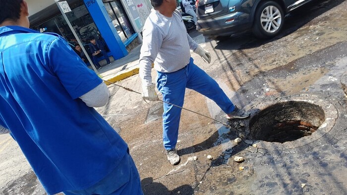 OOAPAS repara fuga en alcantarilla de la calle Francisco Márquez