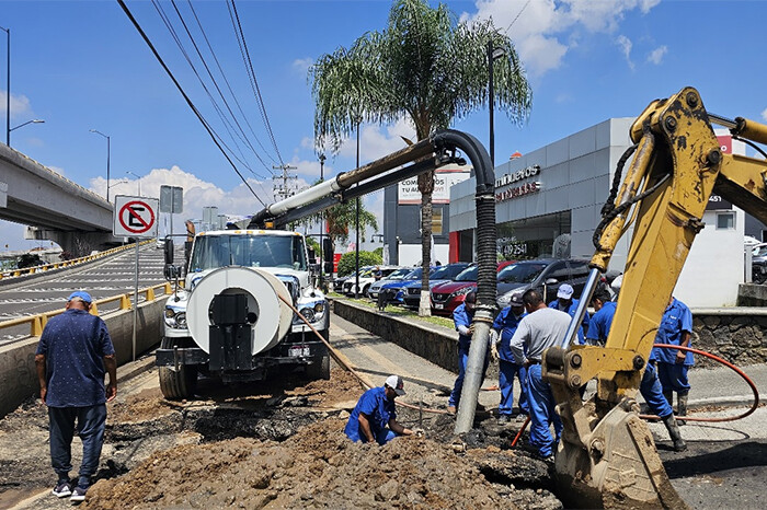 OOAPAS repara socavón en salida a Mil Cumbres; cerrada la lateral, a la altura de la Nissan