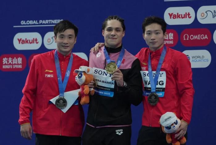 Osmar Olvera conquista oro en el Mundial de Singapur