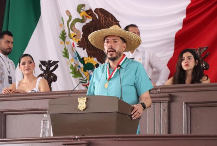 Otorga 76 Legislatura Presea “Constitución de 1814” a Felipe Orlando Aragón Andrade