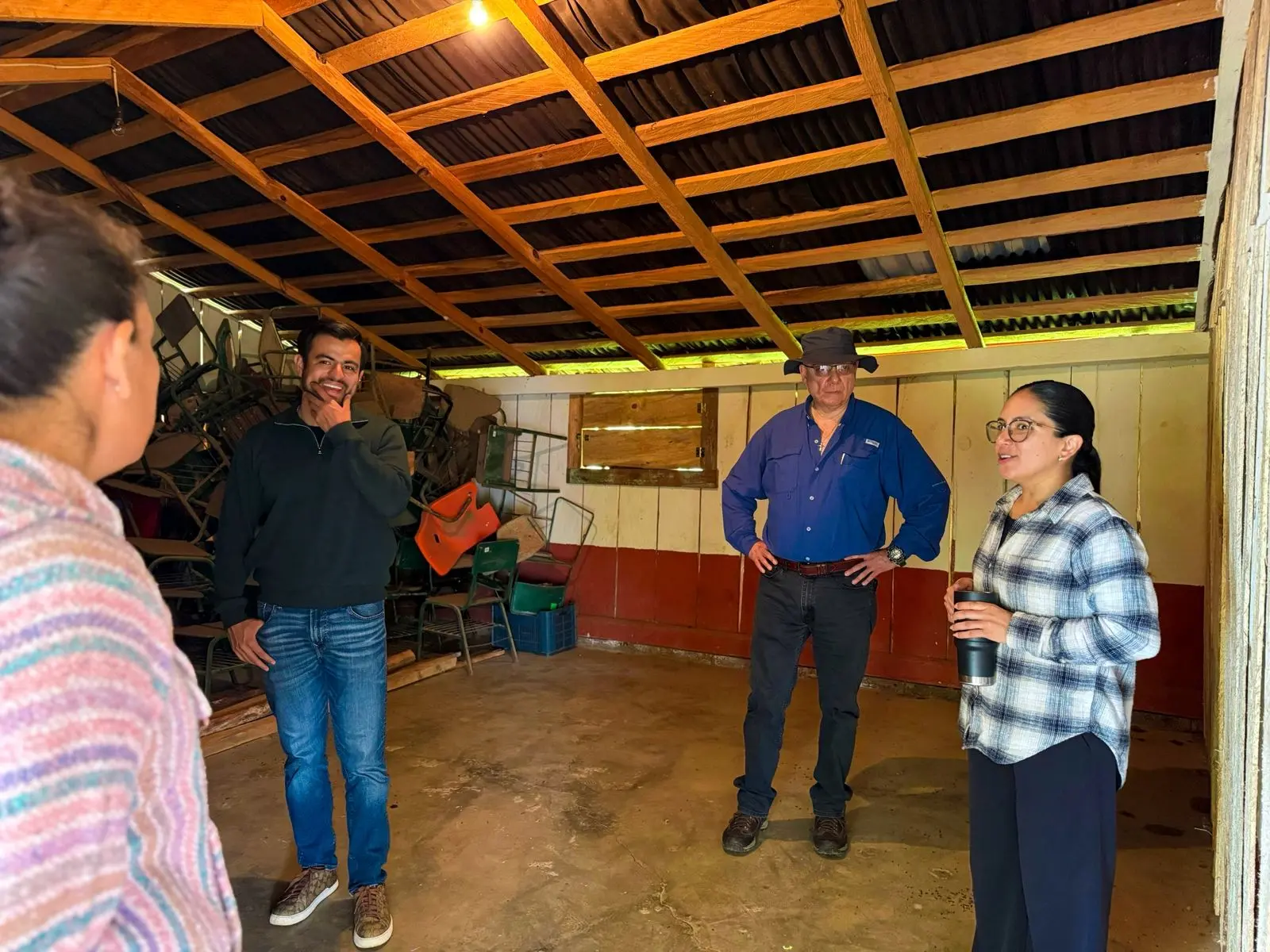 OTORGA YOHANA MENDOZA MATERIAL PARA LA CONSTRUCCIÓN DEL DESAYUNADOR DEL TELEBACHILLERATO DE EL TEPAMAL.