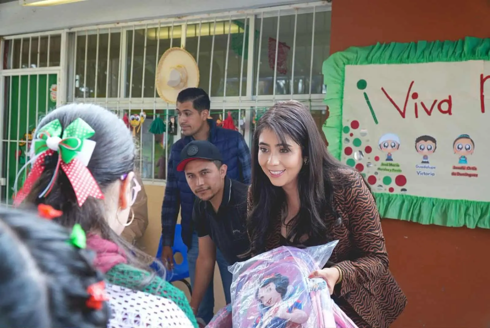 OTORGA YOHANA MENDOZA ÚTILES ESCOLARES A ESTUDIANTES DEL MUNICIPIO DE ARIO; EDUCACIÓN, UNA PRIORIDAD PARA EL DESARROLLO