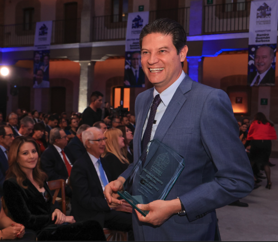 Otorgan premio nacional a Alfonso Martínez por impulso al desarrollo de la vivienda