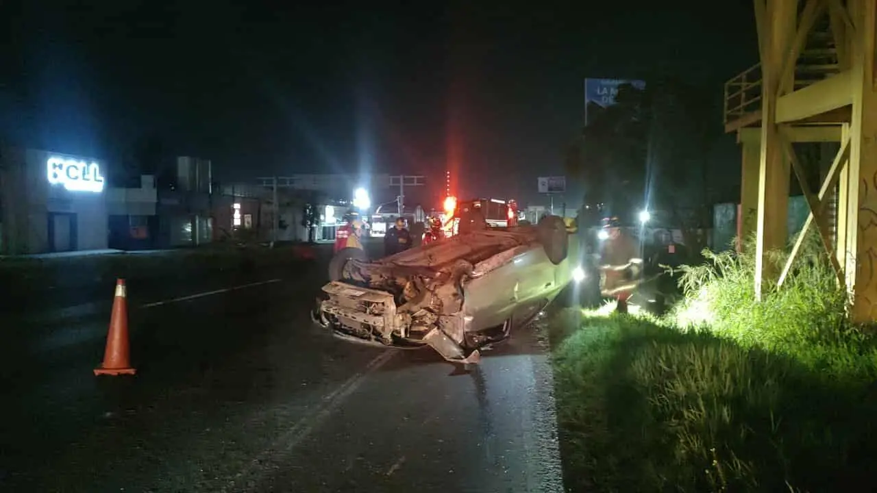 Otra volcadura en calles de Morelia