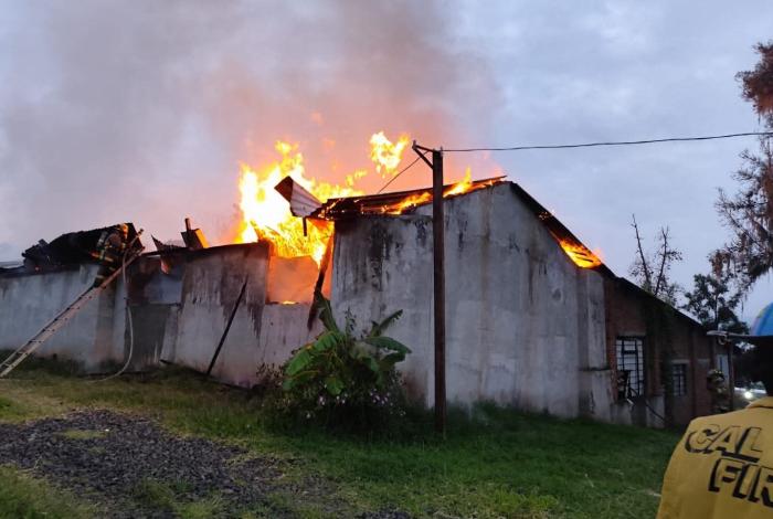 Otro incendio en El Polvorín: ahora fue una bodega que fue consumida por el fuego