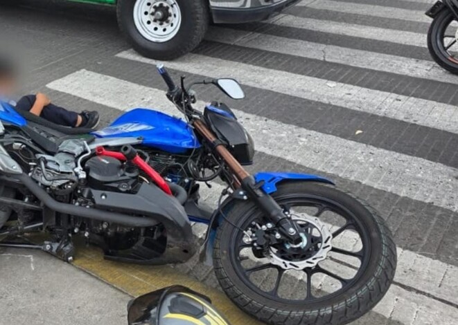 Padre e hijo lesionados, tras chocar la moto en la que viajaban