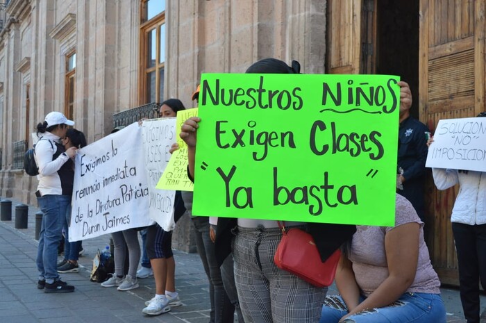 Padres de alumnos de primaria Juan Escutia exigen clases