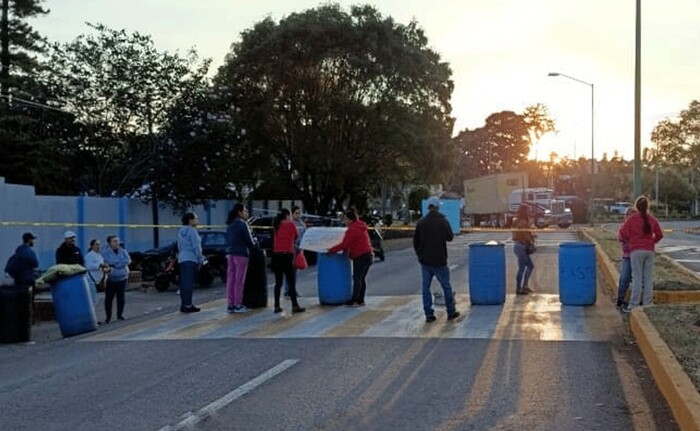 Padres de familia bloquean carretera por falta de maestros, en Peribán