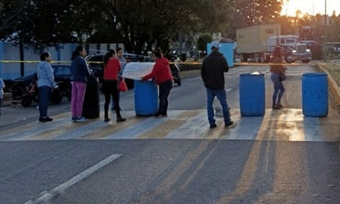 Padres de familia de la Secundaria «5 de Febrero» bloquean carretera en Peribán