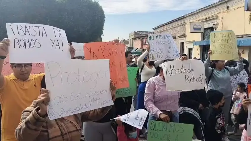 Padres de familia del preescolar “Sor Juana Inés de la Cruz”, exigen mayor seguridad en la institución