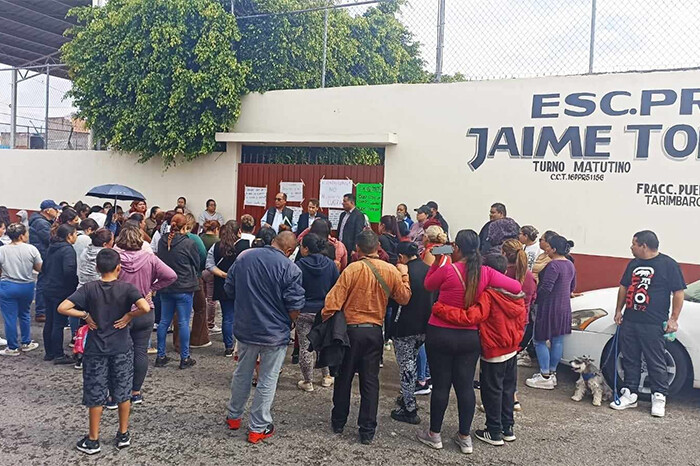 Padres de familia denuncian excesivo cobro de cuotas de inscripción en escuela de Tarímbaro, de hasta 900 pesos