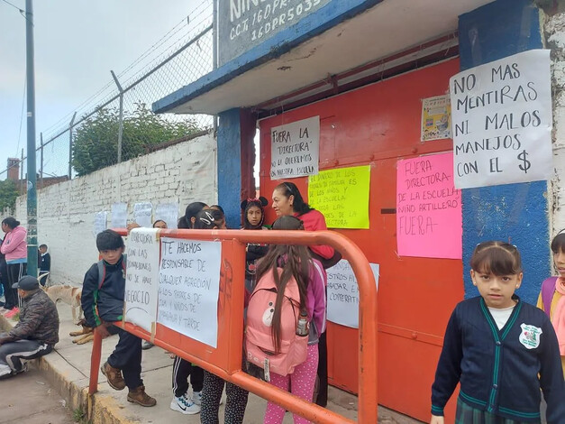 Padres de familia mantienen bloqueo en primaria de Morelia; acusan intimidación