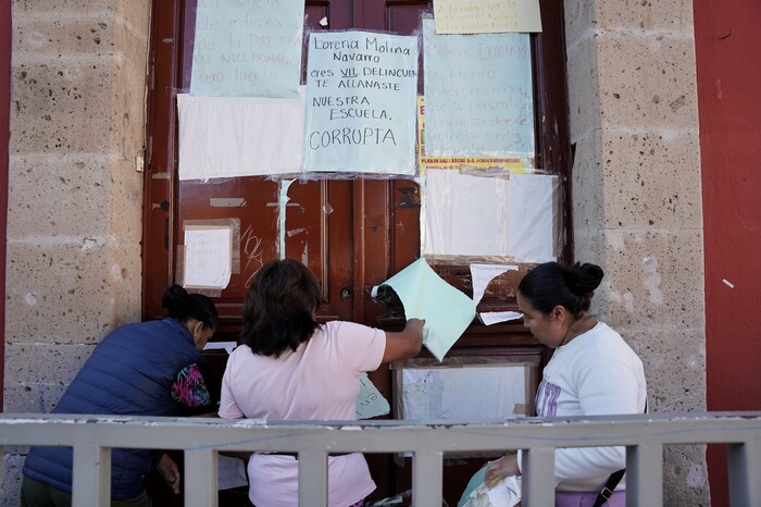 Padres reabren la primaria Benito Juárez tras 5 semanas de cierre