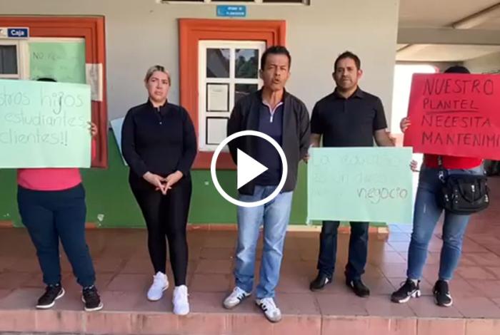 Padres toman el CECyTEM en Peribán; piden transparencia en majeo de recursos